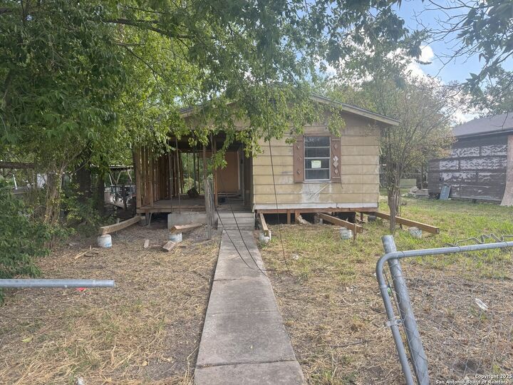 Property Photo:  215 Rehmann  TX 78204 