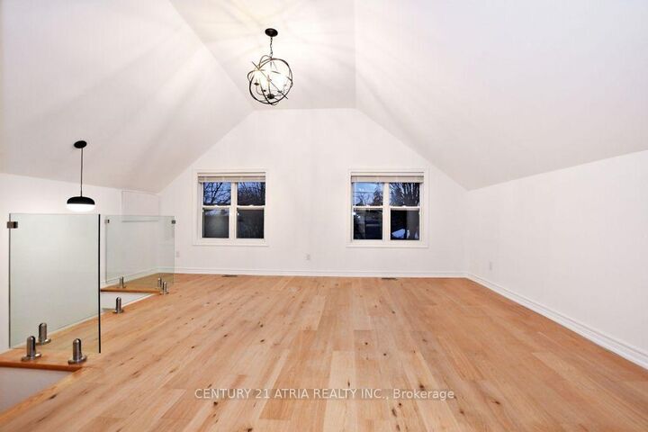 Property Photo:  72 Centre Street Upper  ON L4G 1J8 