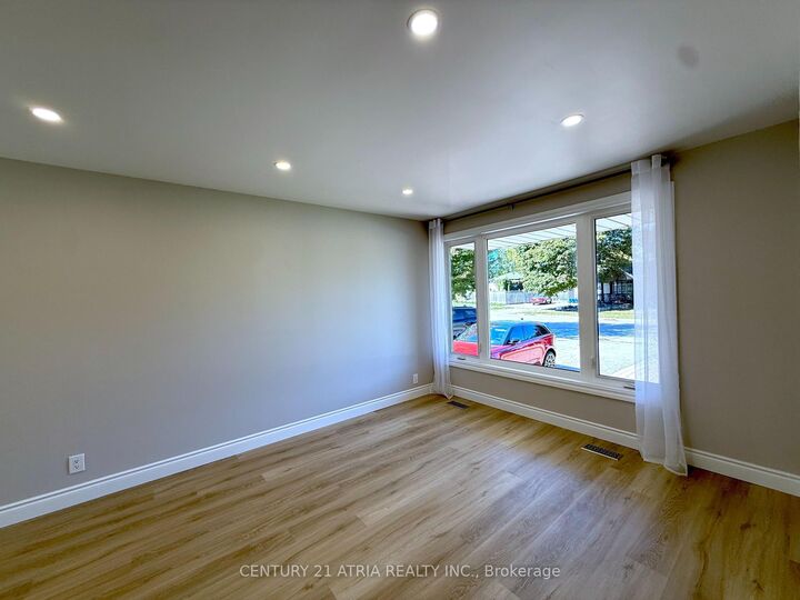 Property Photo:  801 Krosno Boulevard  ON L1W 1G7 