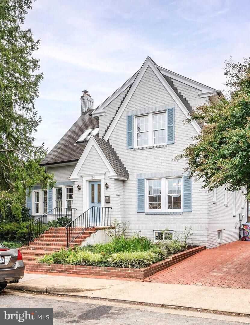 Property Photo:  104 W Myrtle Street  VA 22301 