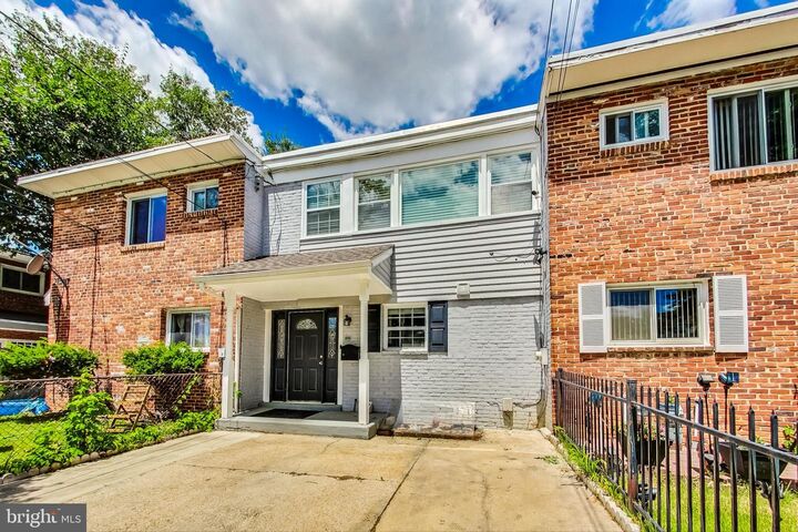 Property Photo: 908 E Meadows Court MD 20745