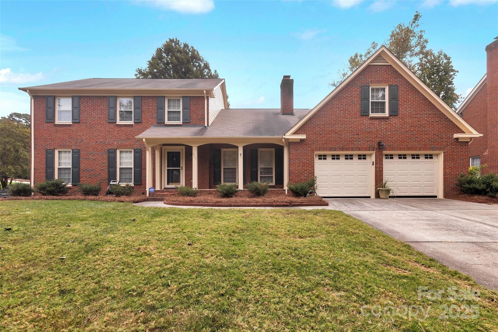 Property Photo:  1401 Matthews Plantation Drive  NC 28105 