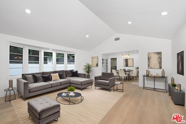 Property Photo:  1805 Nichols Canyon Rd  CA 90046 