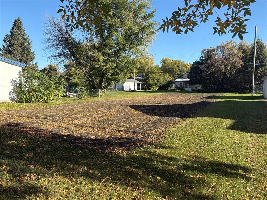 Property Photo:  132 4th Avenue Southeast  MB R7N 2B4 