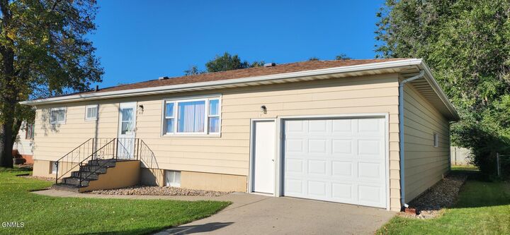 818 S 17th Street S  Bismarck ND 58504 photo