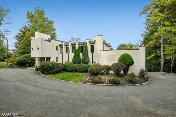 Property Photo:  8 Vanderbilt Dr  NJ 07039 