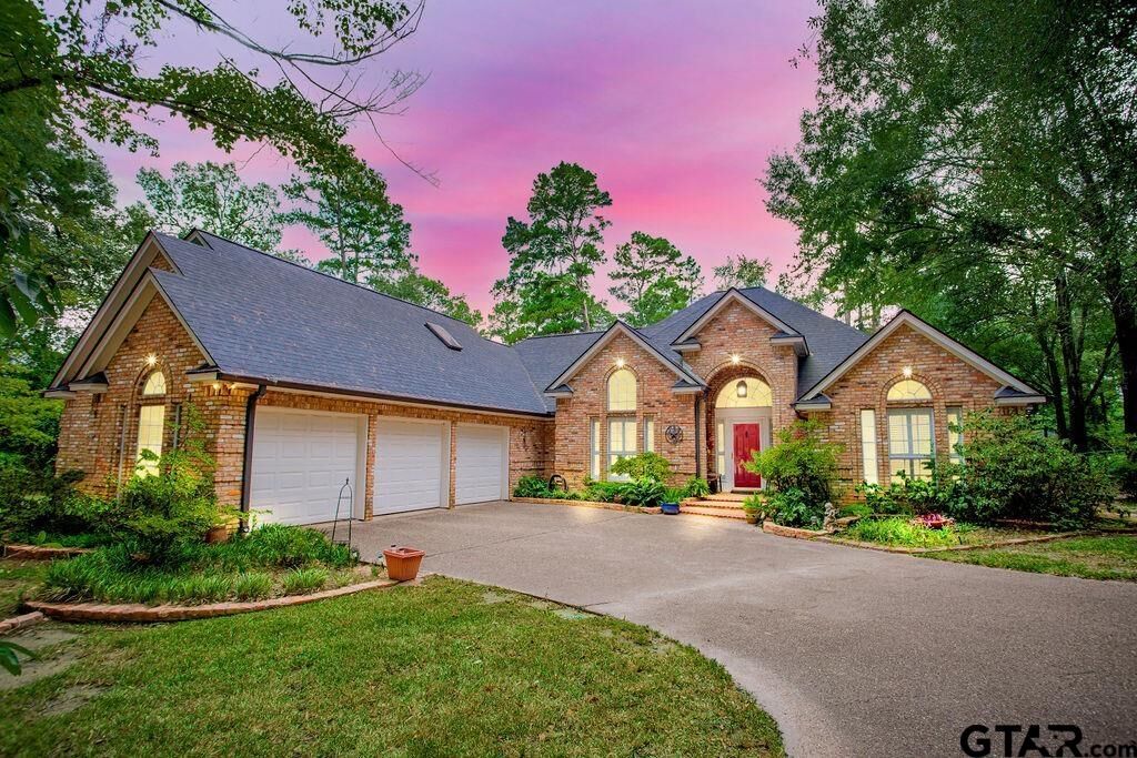 Property Photo:  1521 Tanglewood Dr East  TX 75771 