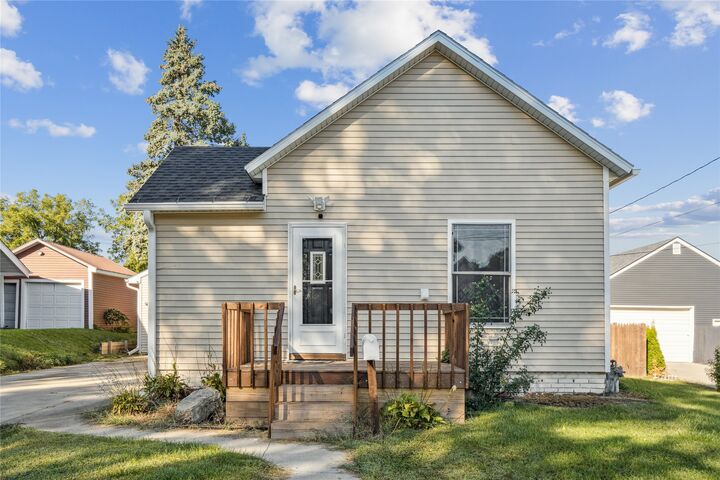 Property Photo: 123 E 8th Street S IA 50208
