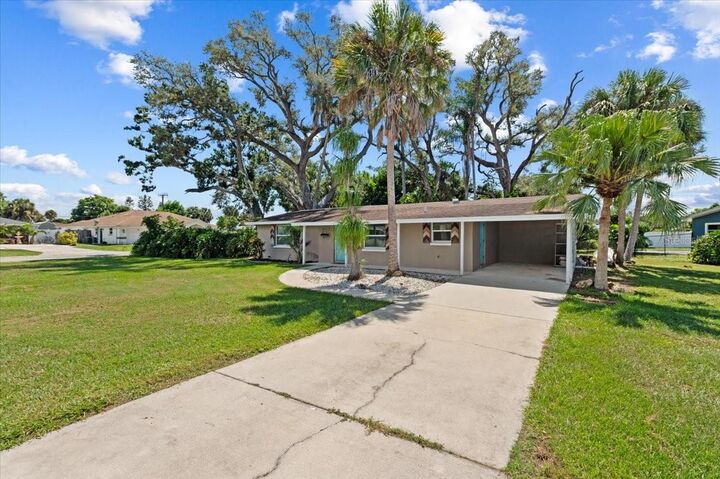 Property Photo:  311 Dorchester Drive  FL 34293 