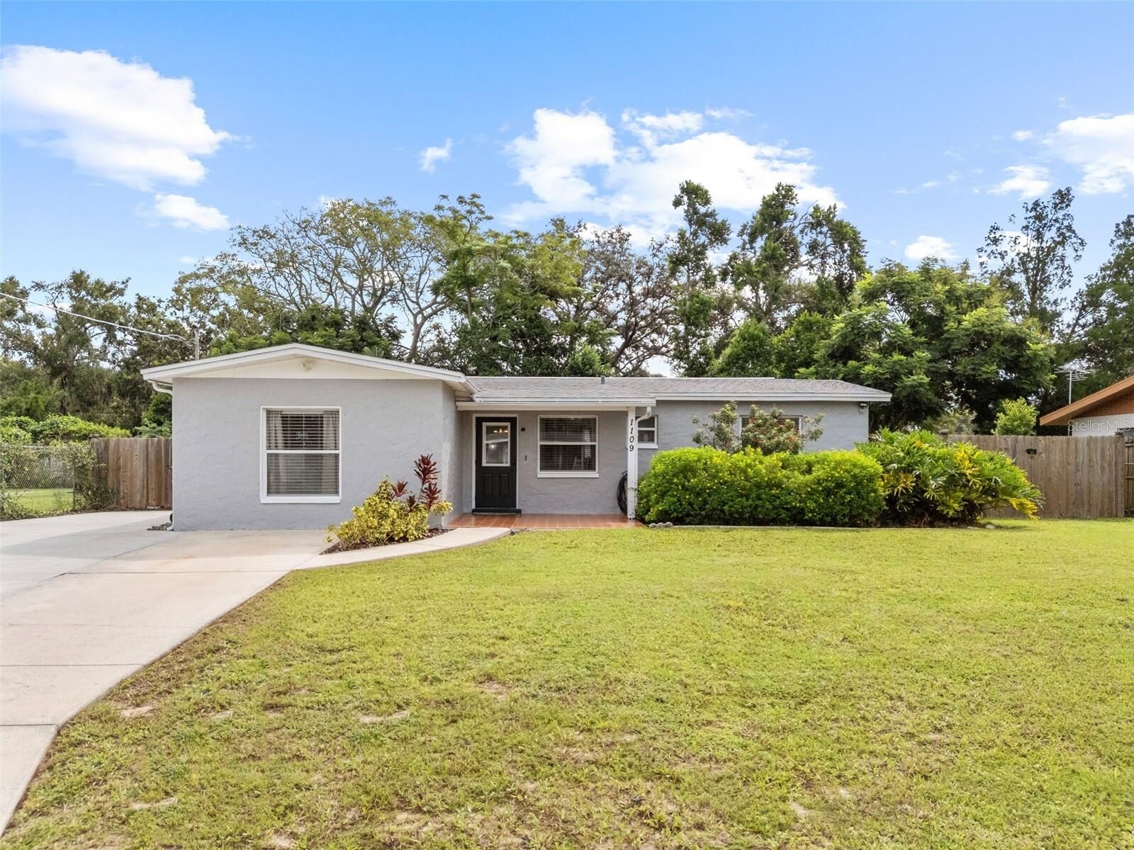 Property Photo: 1109 W Camellia Drive FL 33510