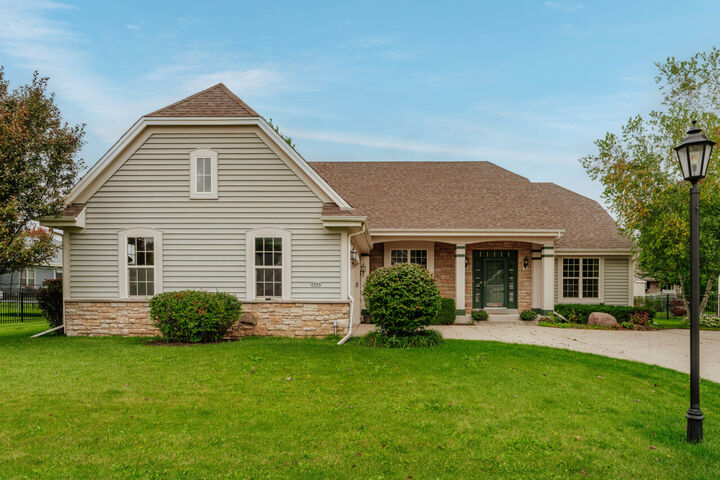 Property Photo:  2844 Oakmont Dr  WI 53120 