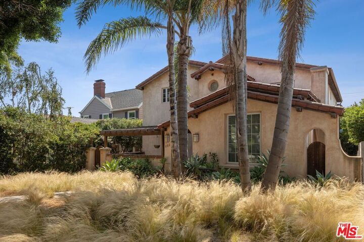 Property Photo:  860 Yale Street  CA 90403 