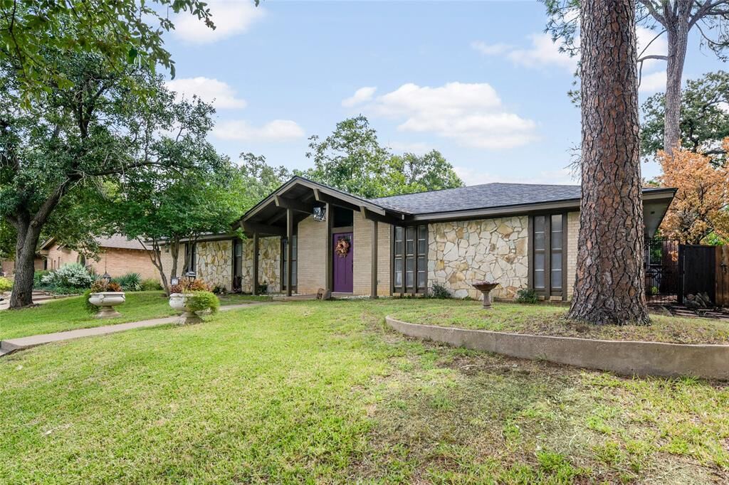 Property Photo: 229 Brookview Drive TX 76054