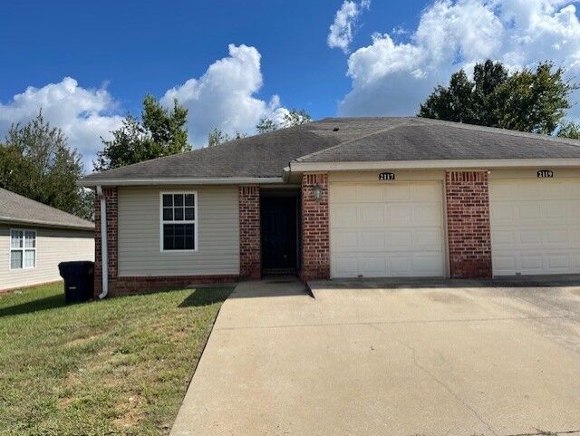 Property Photo:  2117 S 9th Street  AR 72758 