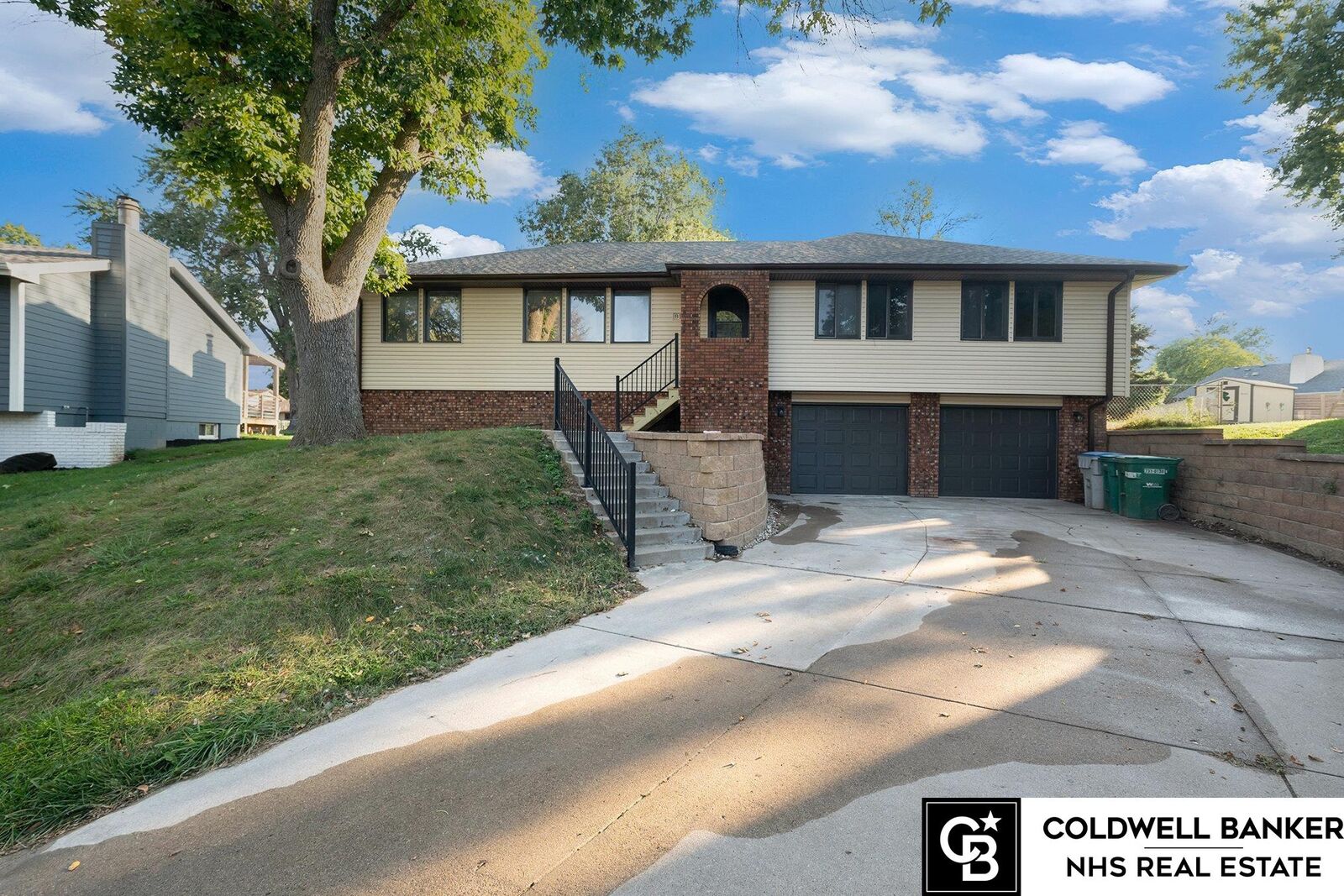 Property Photo:  813 Waterford Circle  NE 68046 