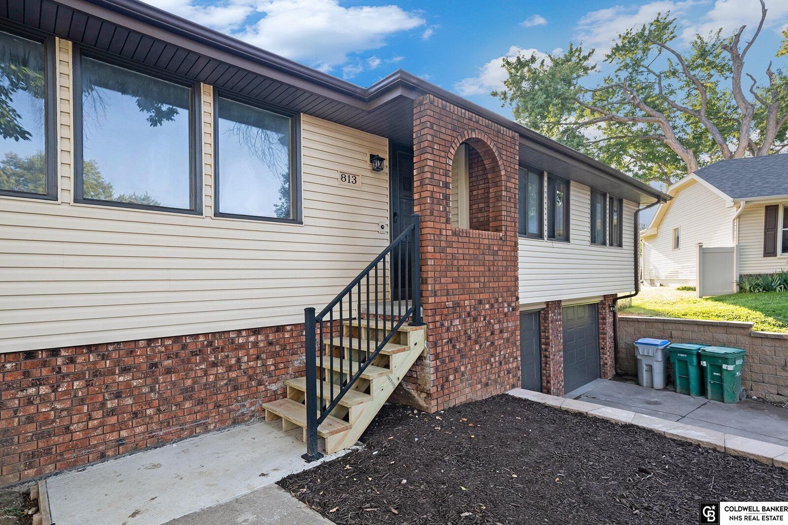 Property Photo:  813 Waterford Circle  NE 68046