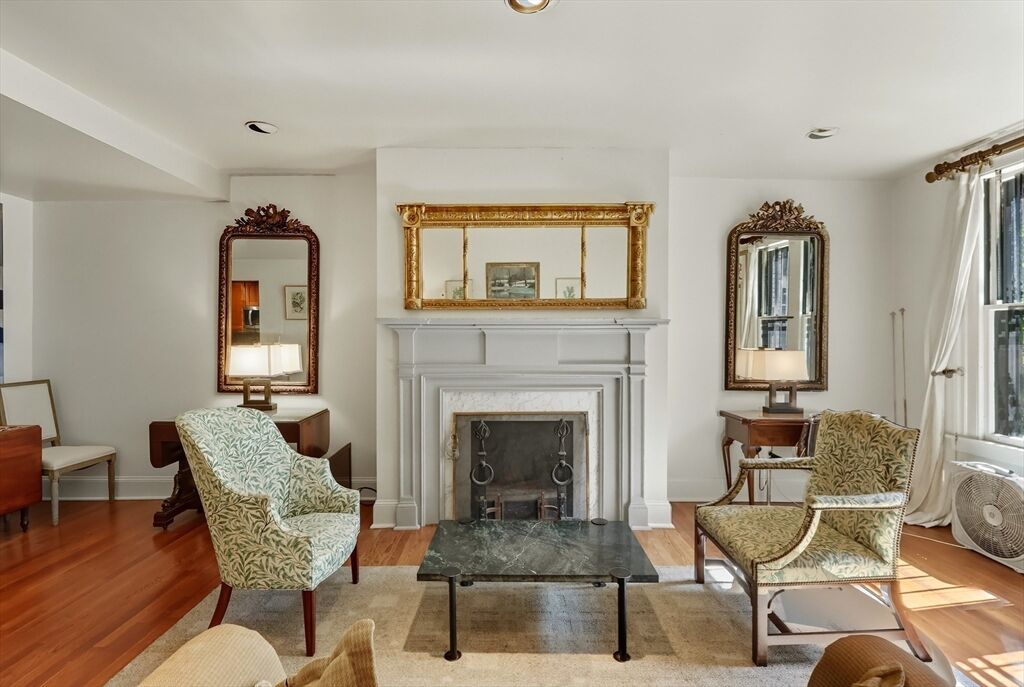 Property Photo:  118 Commonwealth Avenue 1  MA 02116 