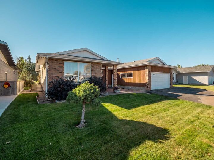 Property Photo:  4622 50 Avenue NE  AB T1G 2G8 
