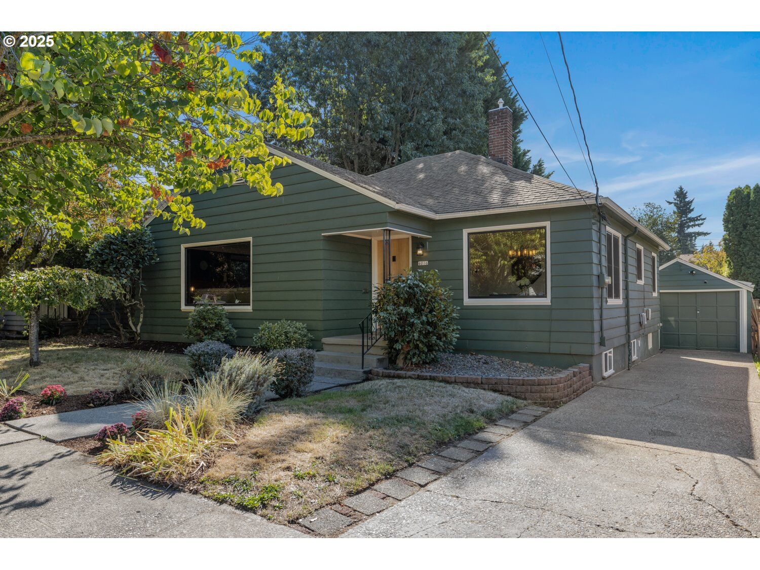 Property Photo:  4016 SE Cora St  OR 97202