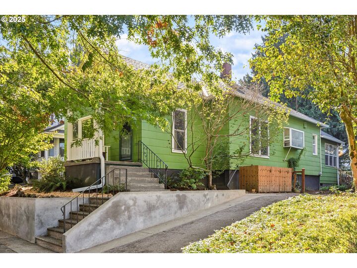 Property Photo:  2936 NE Everett St  OR 97232 