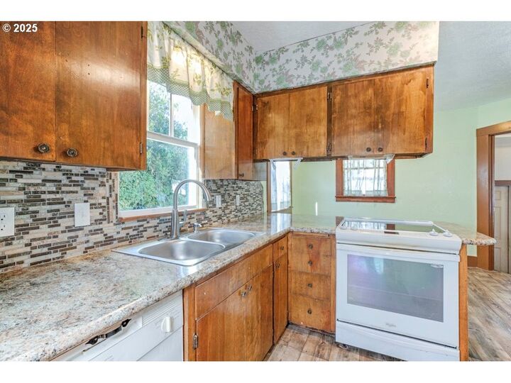 Property Photo: 1235 15th St SE OR 97302