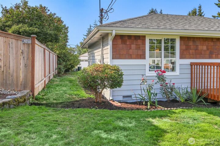 Property Photo: 1824 Highland Avenue A WA 98201