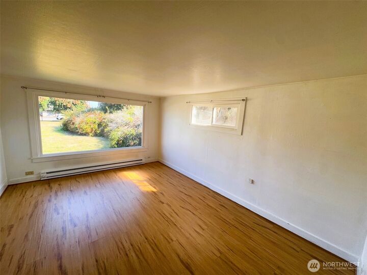 Property Photo: 814 E 2nd Street WA 98362