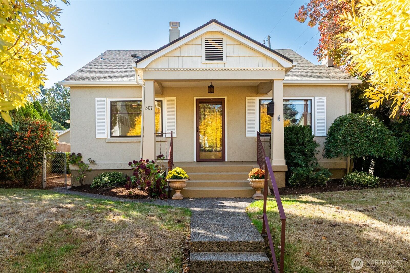Property Photo:  307 E 22nd Street  WA 98663 