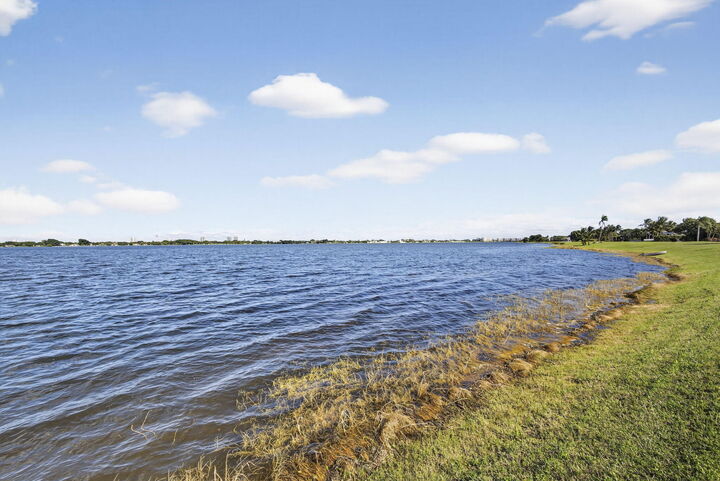 Property Photo:  8 Woodbrook Circle  FL 33401 