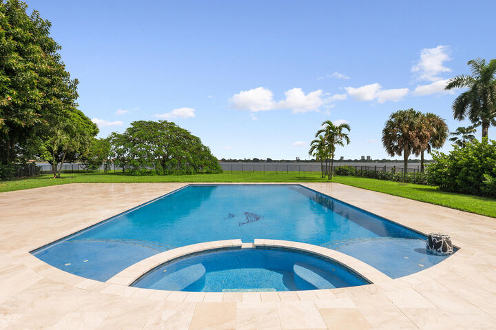 Property Photo: 8 Woodbrook Circle FL 33401