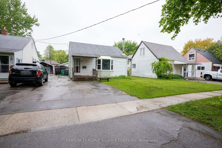Property Photo:  19 Sunset Boulevard  ON L1X 1W7 