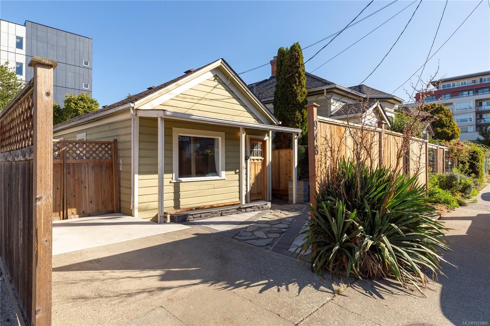 Property Photo:  948 Mason St  BC V8T 1A2 