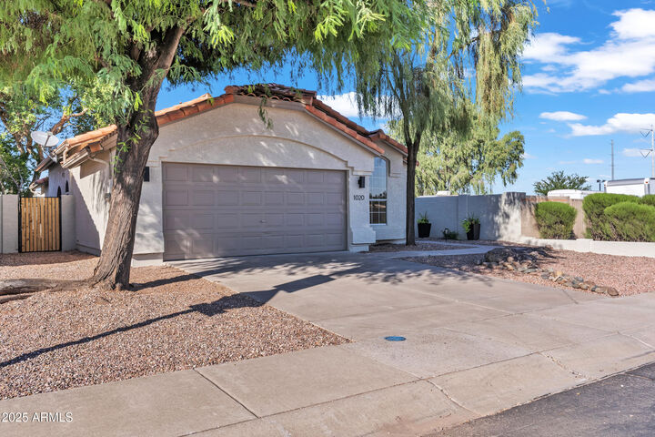 Property Photo:  1020 W Myrna Lane  AZ 85284 