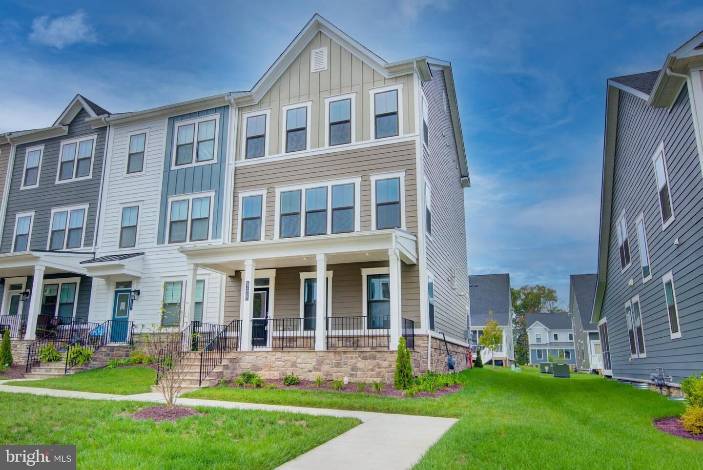 Property Photo: 42609 Houdini Rest Ter VA 20176