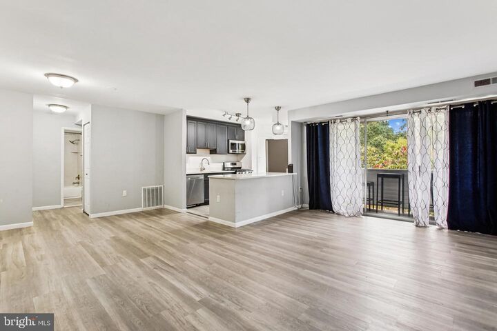 5608 Bloomfield Drive 204  Alexandria VA 22312 photo