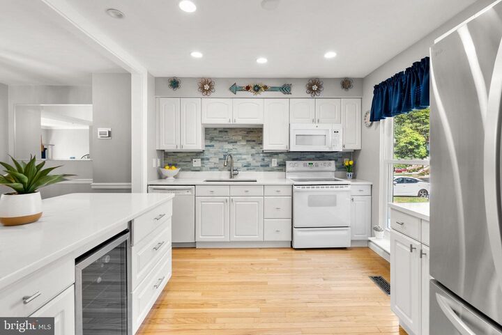 Property Photo: 25732 Valley Park Terrace H-2 MD 20872