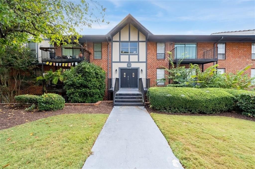 Property Photo: 6851 Roswell Road D28 GA 30328