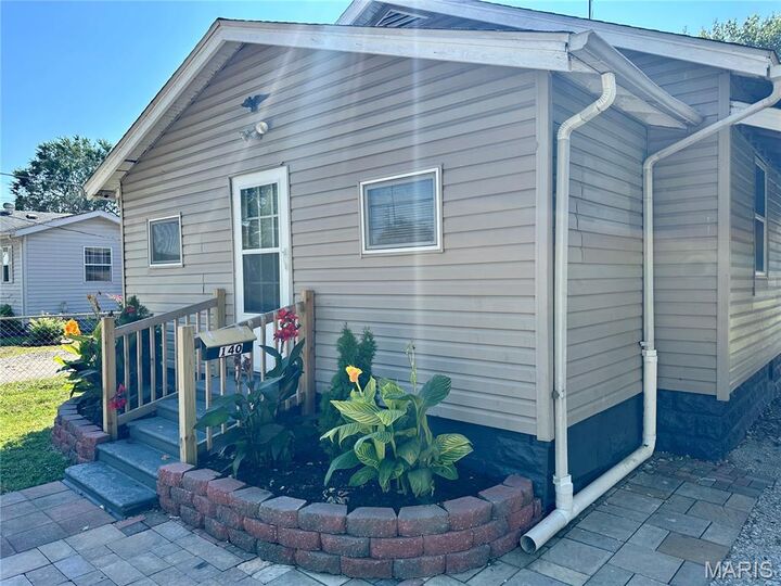 140 E Hawthorne Street  Hartford IL 62048 photo