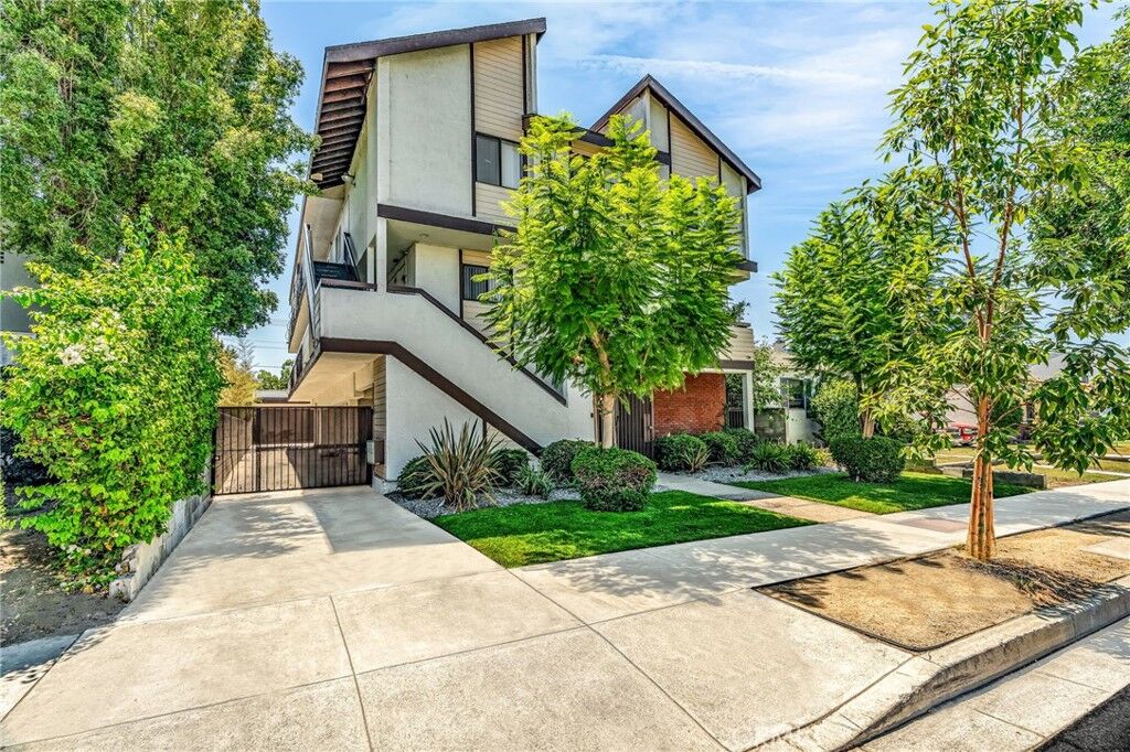 Property Photo:  640 Unit 102 Ivy  CA 91204 