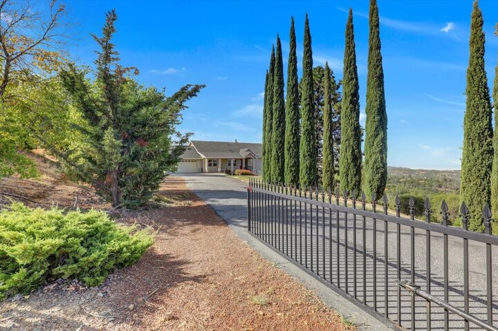 Property Photo:  