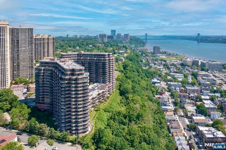 100 Carlyle Drive 3mn  Cliffside Park NJ 07010 photo
