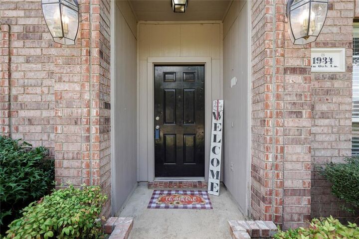 Property Photo:  1934 Pin Oak Lane  TX 75146
