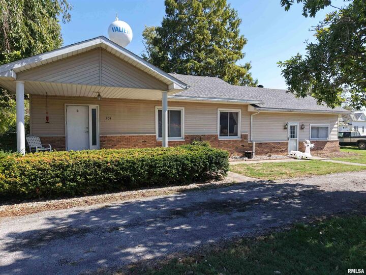 204 W Gelston Street  Valier IL 62891 photo