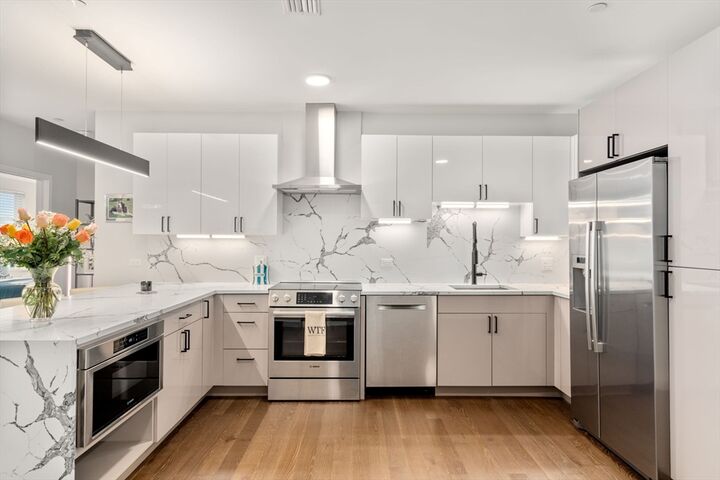 Property Photo:  68 Los Angeles St Ph5  MA 02458 