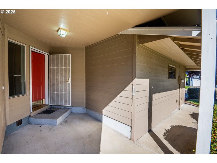 Property Photo:  957 E Benjamin Ave  OR 97424 