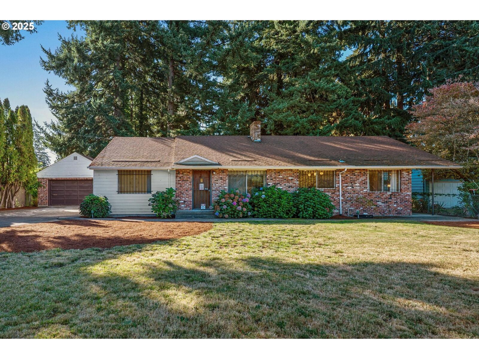 Property Photo:  15154 E Burnside St  OR 97233 