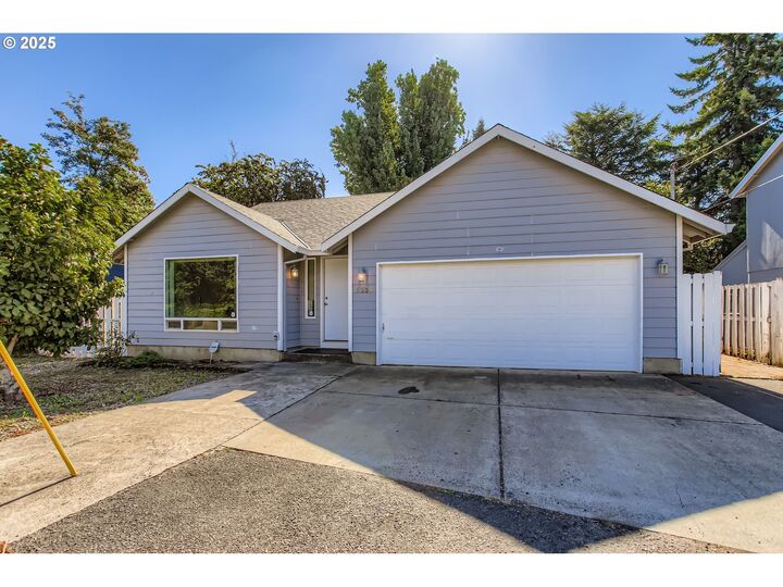 Property Photo:  8838 SE Clinton St  OR 97266 