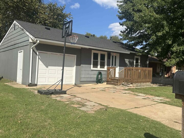 Property Photo:  518 Holmes St  KS 67070 