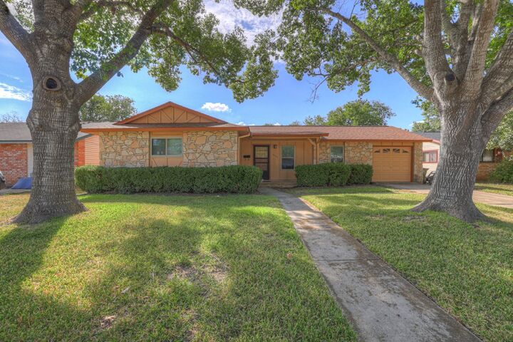 Property Photo:  1004 Gettysburg Drive  TX 78154 