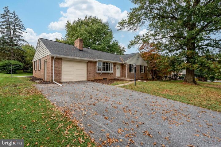 Property Photo:  92 Glendale Drive  PA 17602 